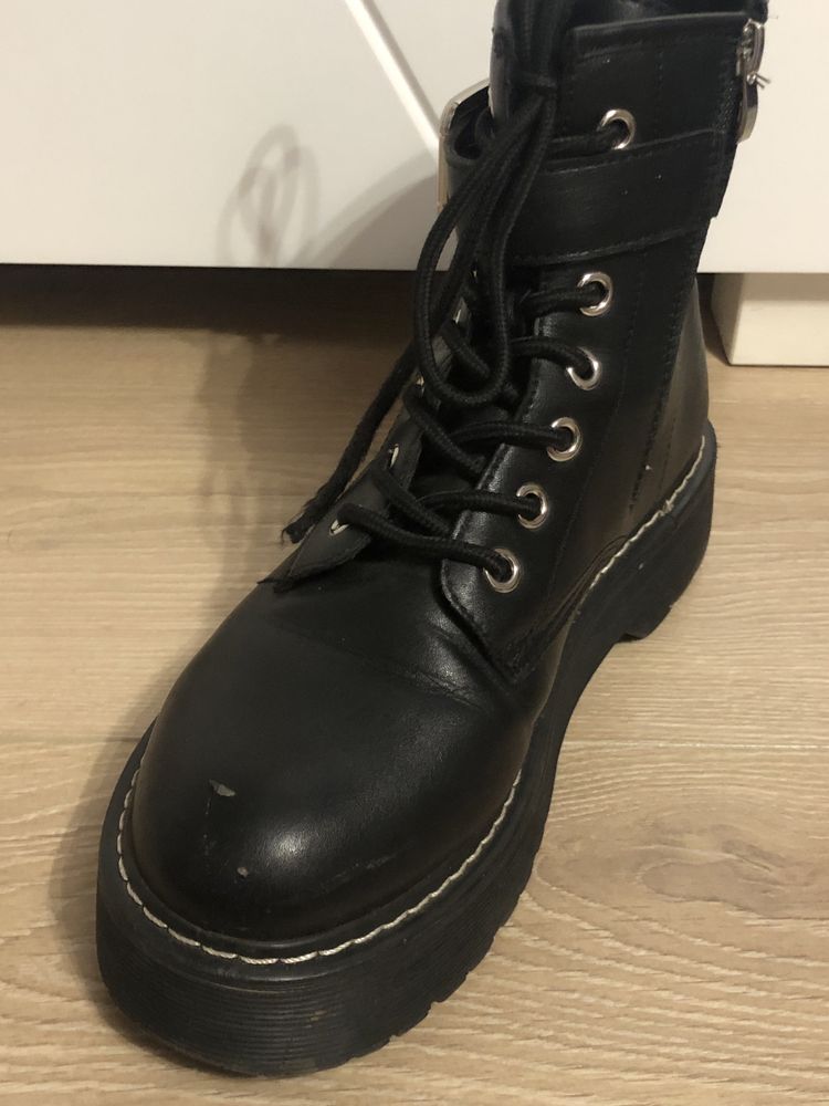 Botki z ozdobną klamrą Cropp