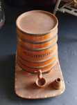 dispensador antigo de cigarros, em madeira, formato de barril