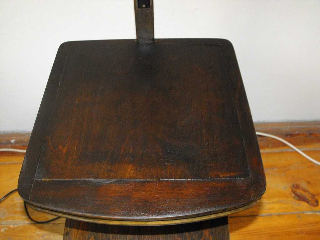 Stara, drewniana lampa podłogowa ze stolikiem