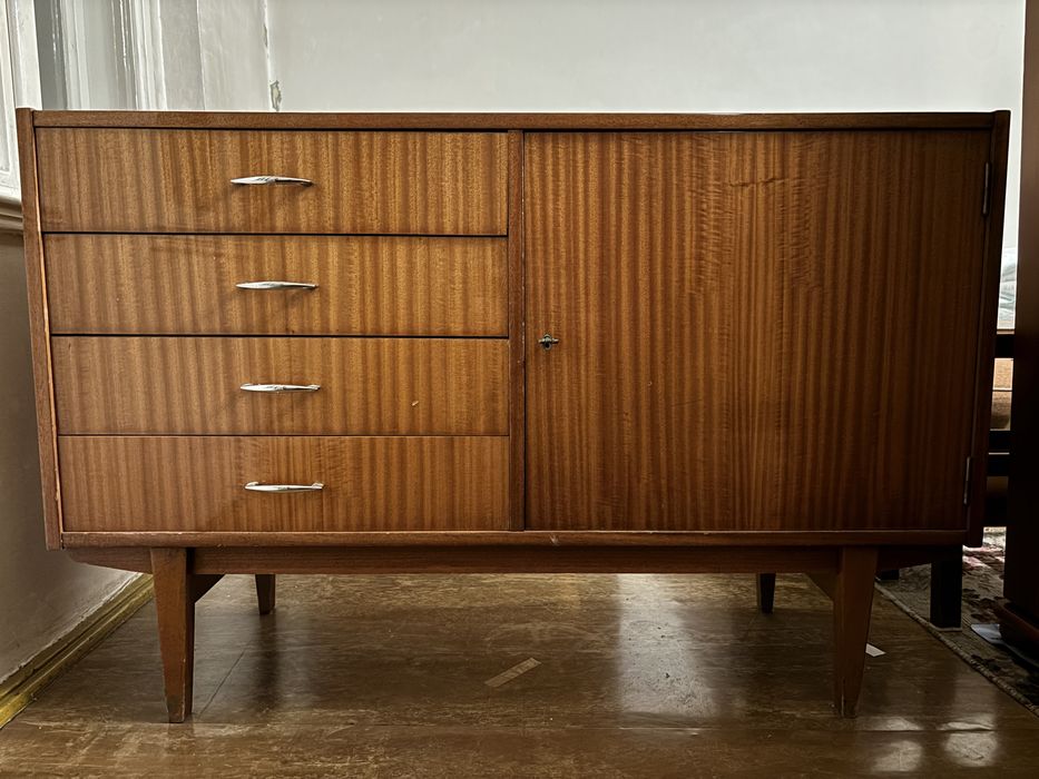 Kredens stołowy PRL Violetta – mahoń, wysoki połysk, lata 70.