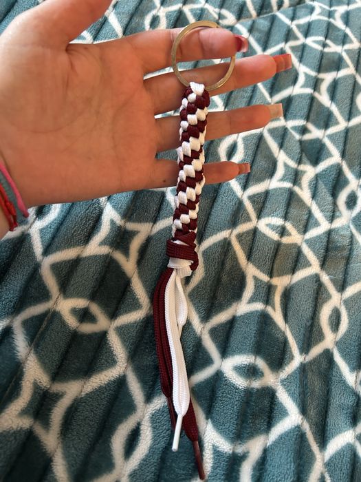 Porta chaves em branco e bordo