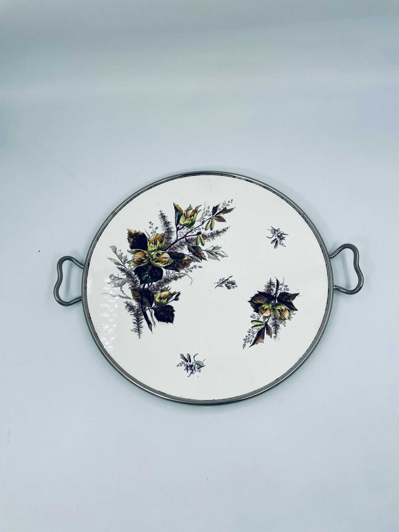 Taca, patera porcelanowa z motywem orzechów laskowych