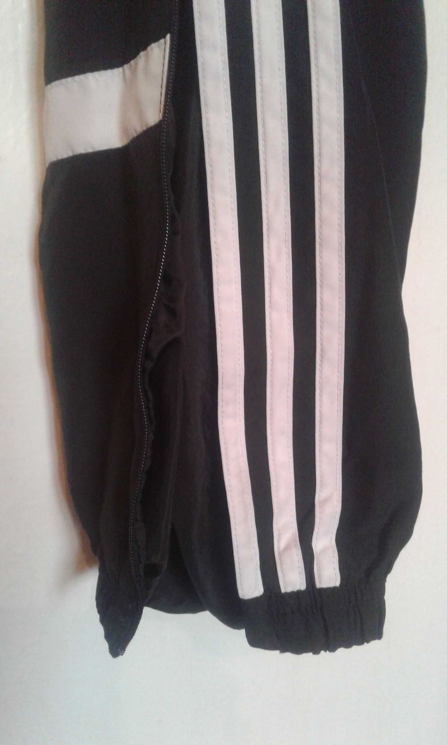 Брендові чоловічі спортивні штани Adidas, в хорошому стані.