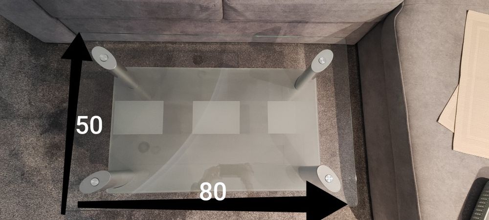 Szklany stolik z pułką