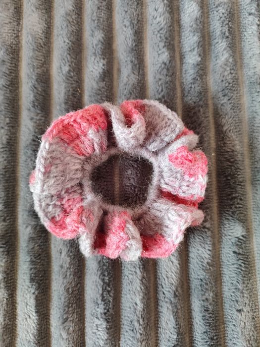Szaro różowa gumka do włosów scrunchie ręcznie robiona na szydełku