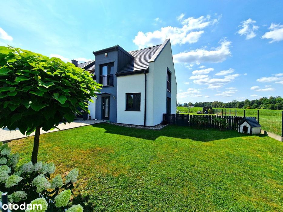 Piękny Dom W Spokojnej Lokalizacji, Garaż