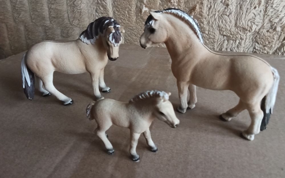 Rodzinka koników fiordy Schleich klacz ogier źrebię wycofane