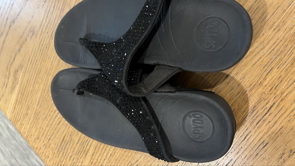 Czarne Klapki Japonki damskie 39 koturny 4 cm Spyto