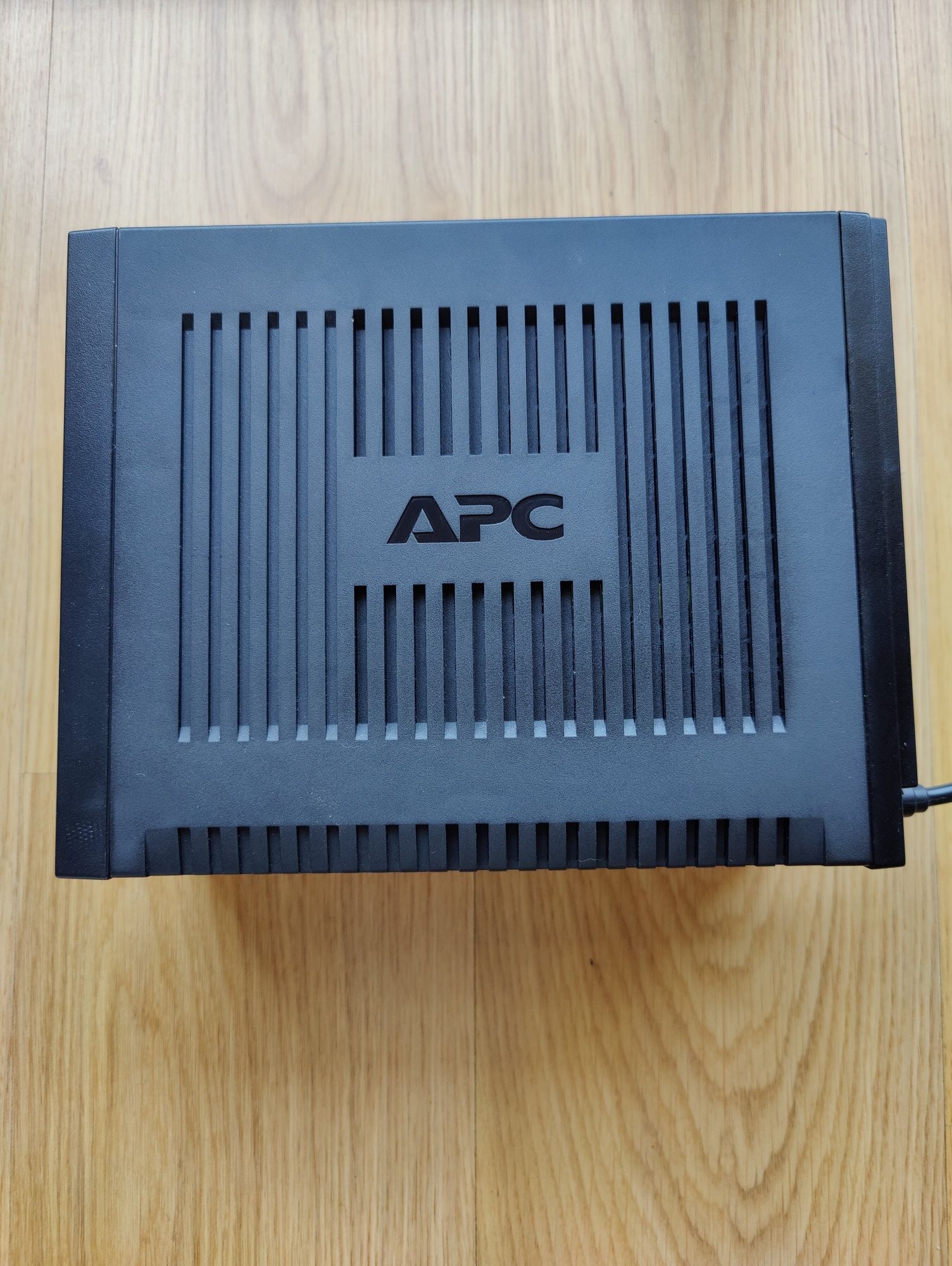 UPS APC BX700U - avariada / bateria nova