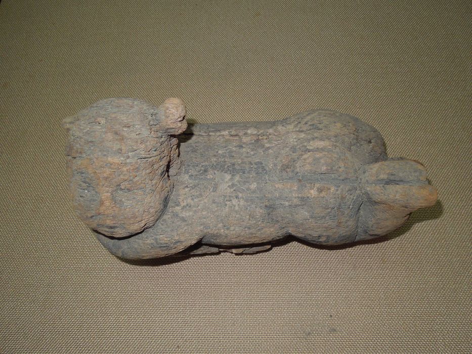 figura feminina deitada antiga