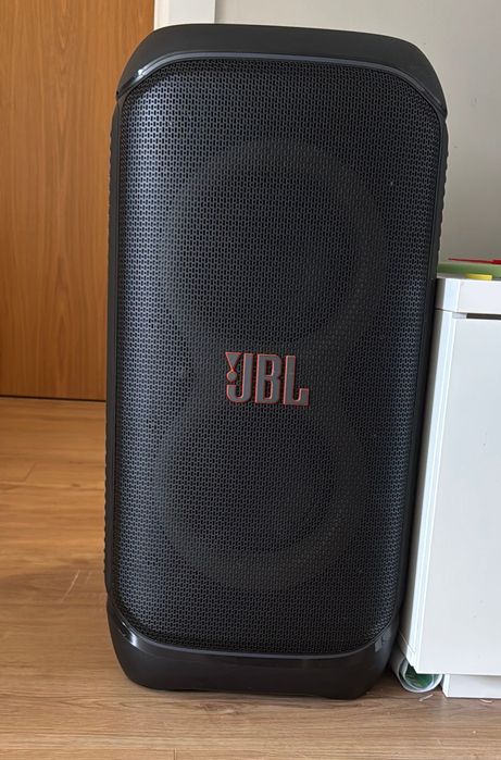 Caixa de som de coluna JBL super nova com autonomia de 18h de bateria
