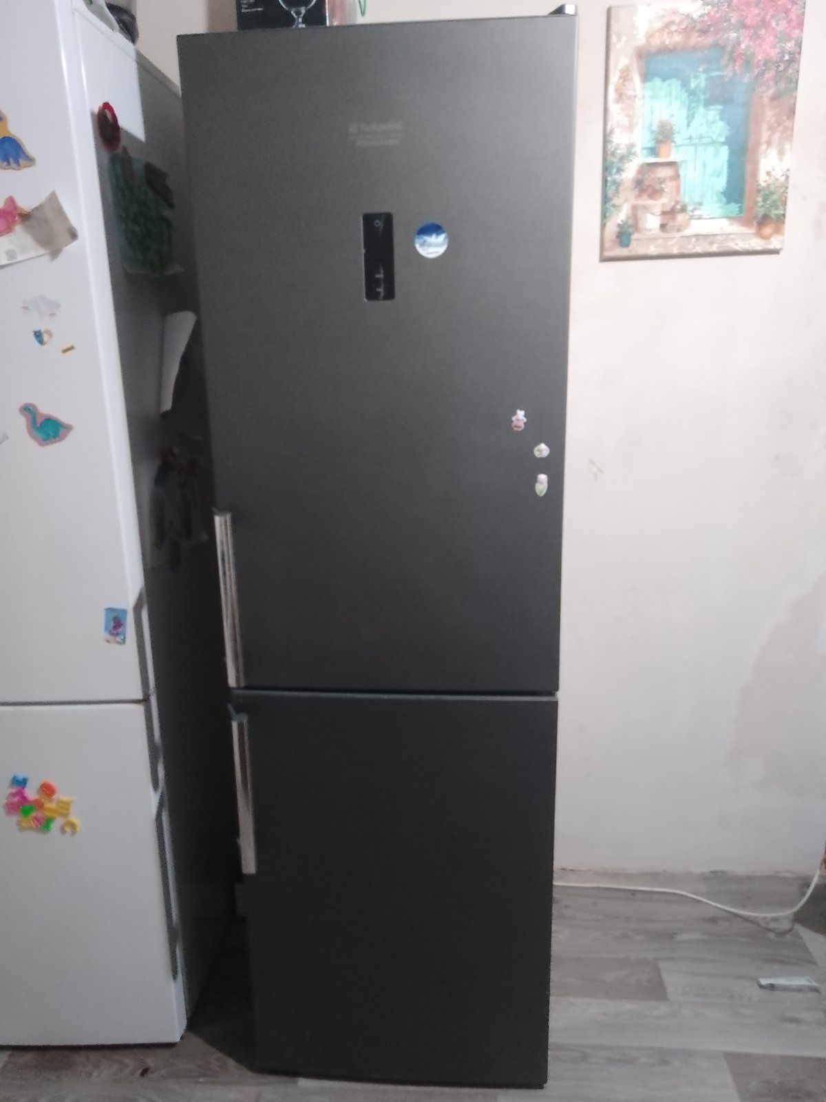 Продам холодильник  Ariston Hotpoint 9000 грн.