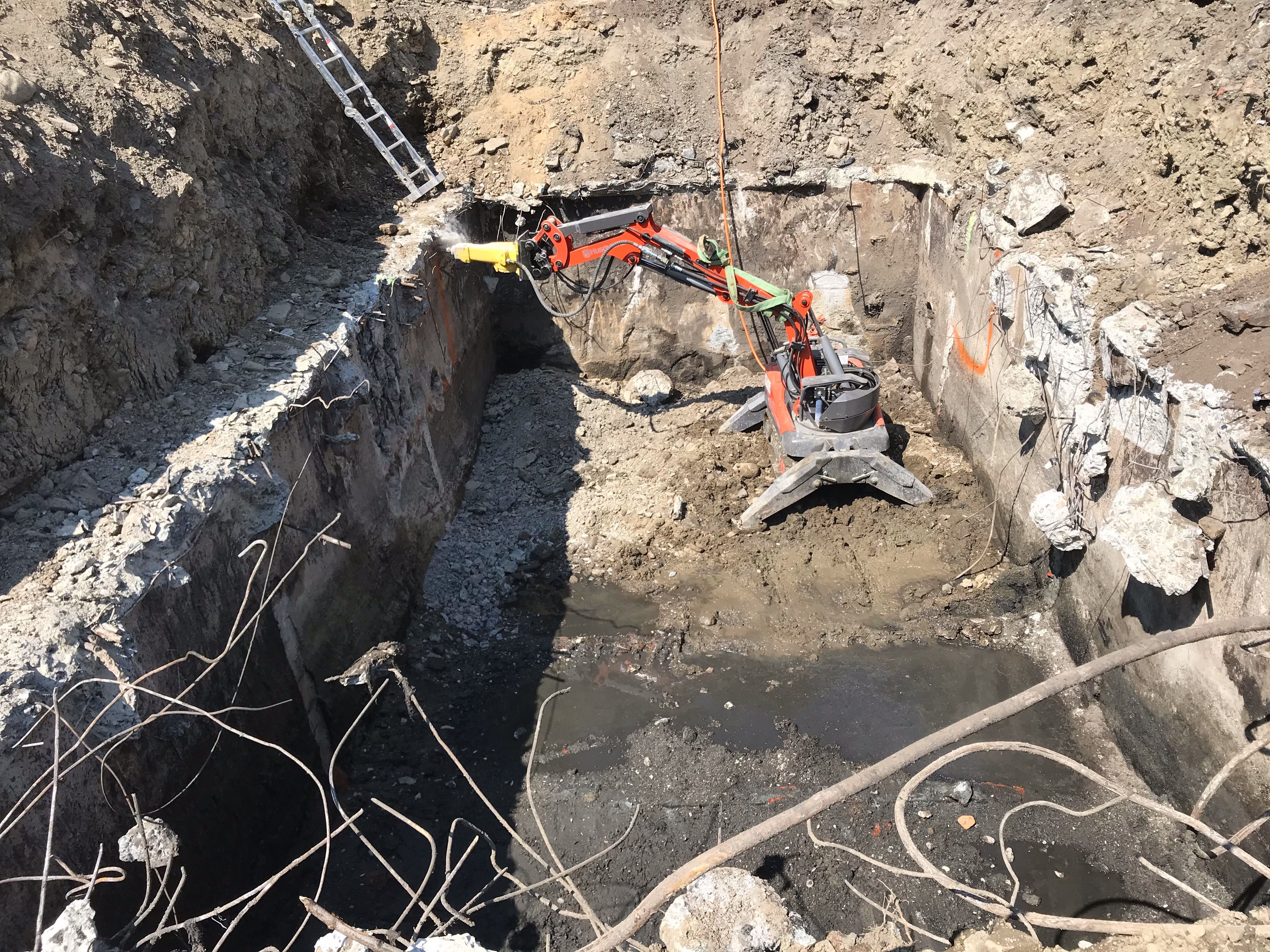 Kruszenie, kucie betonu robotem wyburzeniowym, wyburzenia techniczne.