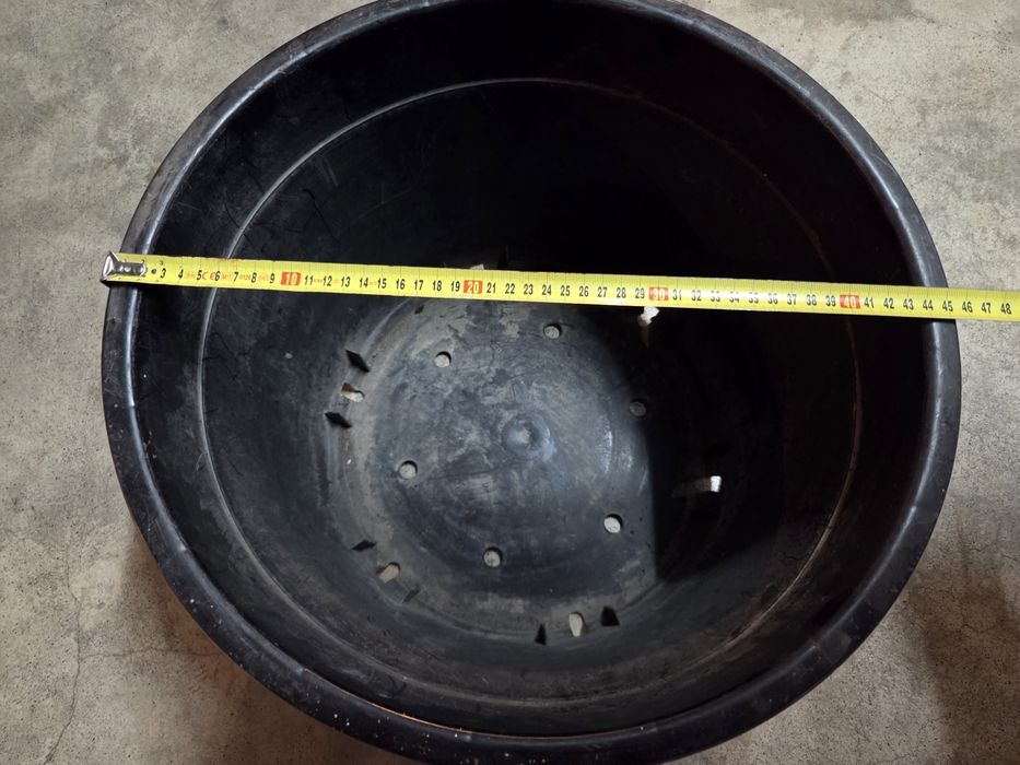 Czarna duża donica plastikowa