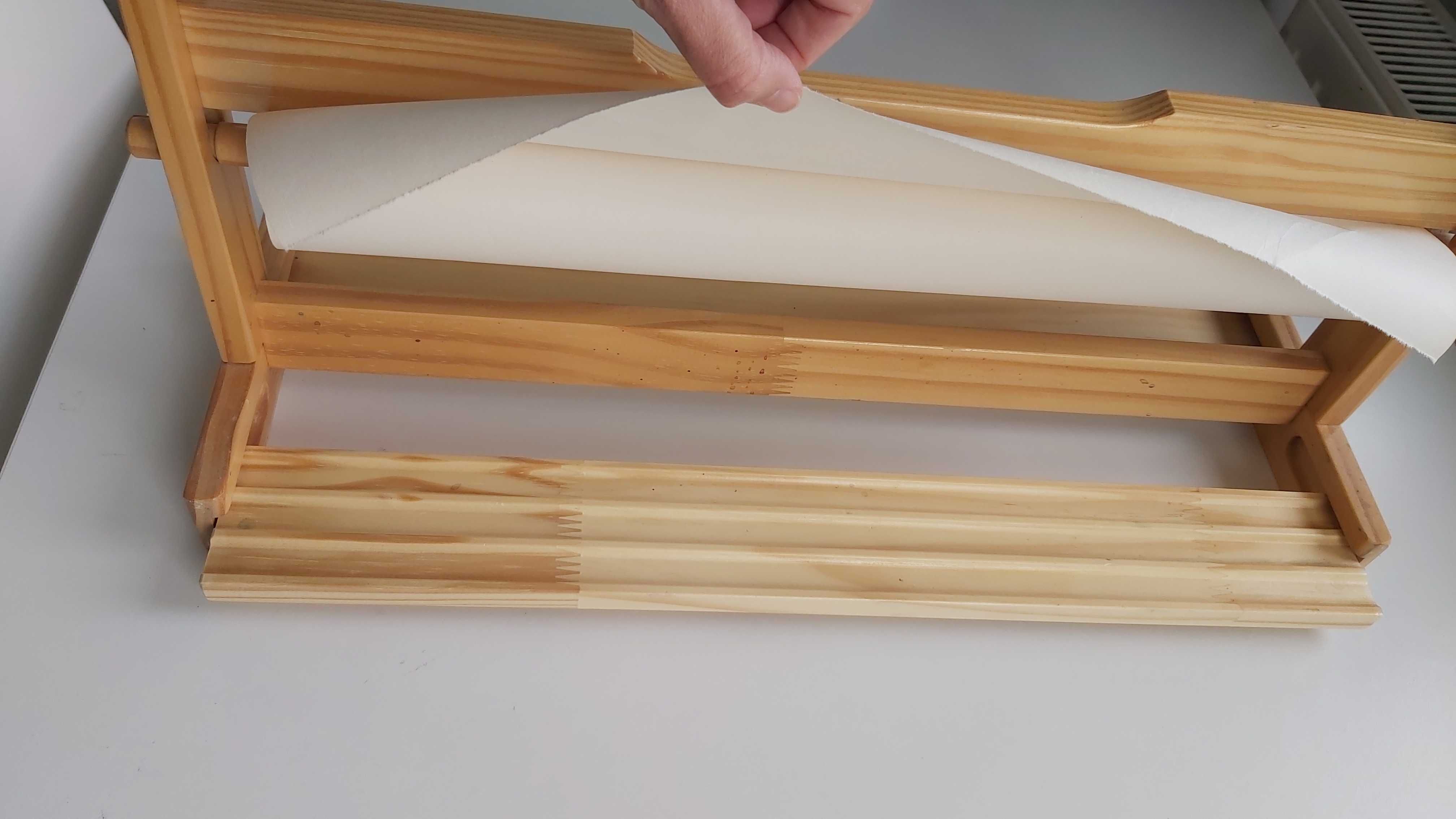 Drewniany podajnik do papieru dla dzieci z Ikei
