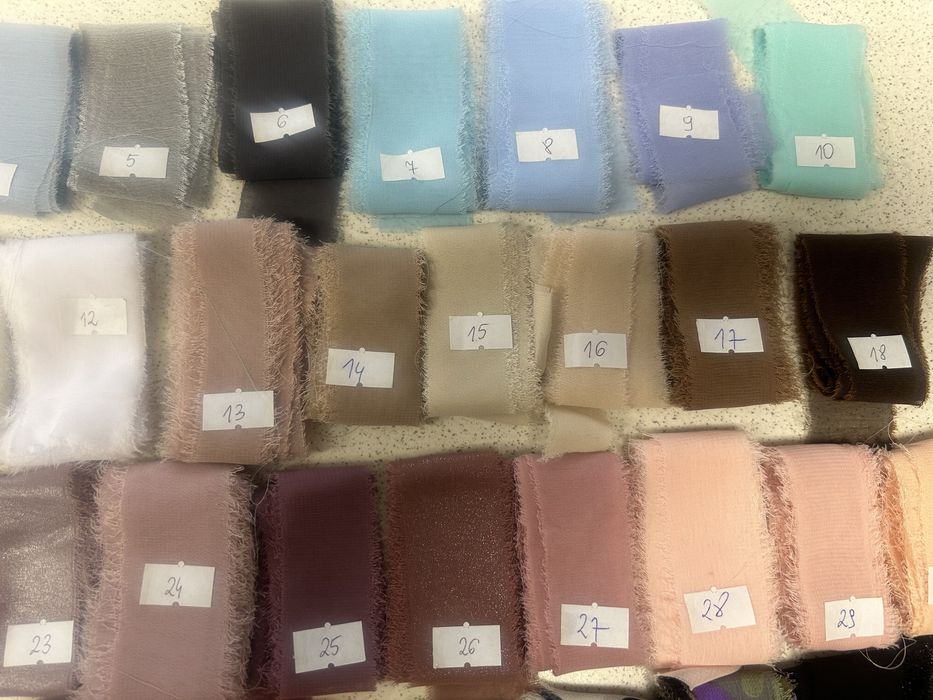 Wstążka szyfonowa ręcznie rwana 17 sztuk.