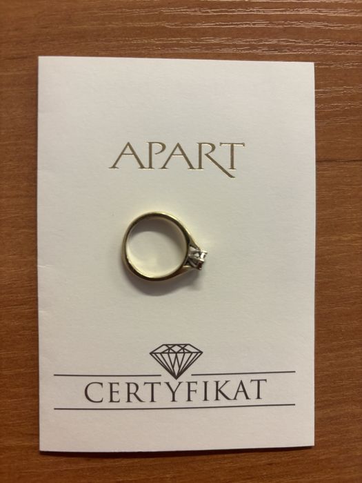 Pierścionek zaręczynowy