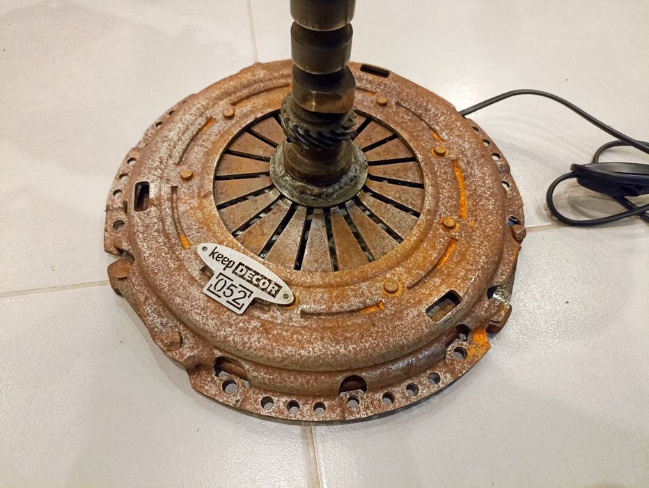 Candeeiro de secretária com peças automóvel