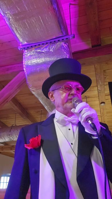 Śpiewający D-j, wokalista, konferansjer - artystyczna oprawa muzyczna.