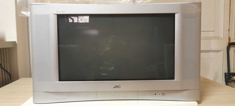 TV grande antiga JVC