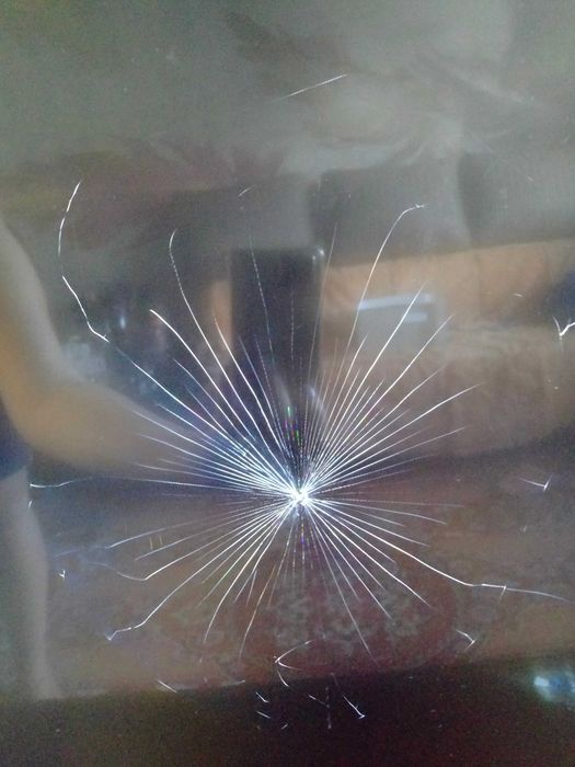 Телевизор с разбитой матрицей