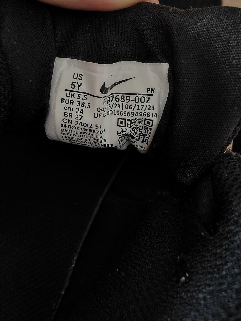 Nike z różowym znaczkiem