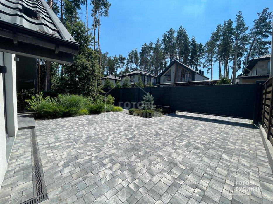 Сучасний будинок серед соснового лісу в КМ Нова Ходосівка