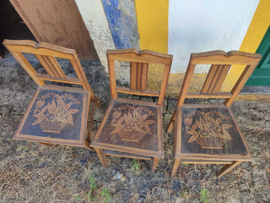Três cadeiras antigas em madeira