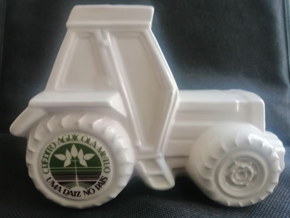 Trator mealheiro louça banco Crédito Agrícola Mútuo uma raiz no País