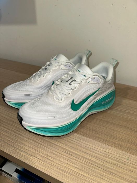 Nike Vomero Plus (Running) - NOVAS - 42