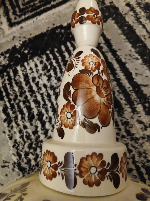 Dwa elementu od zwisu kuchennego z fajansu