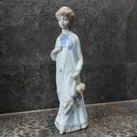 Porcelanowa figurka dziewczynka z lalką