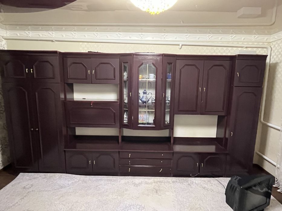 Продаю велику кімнатну стінку