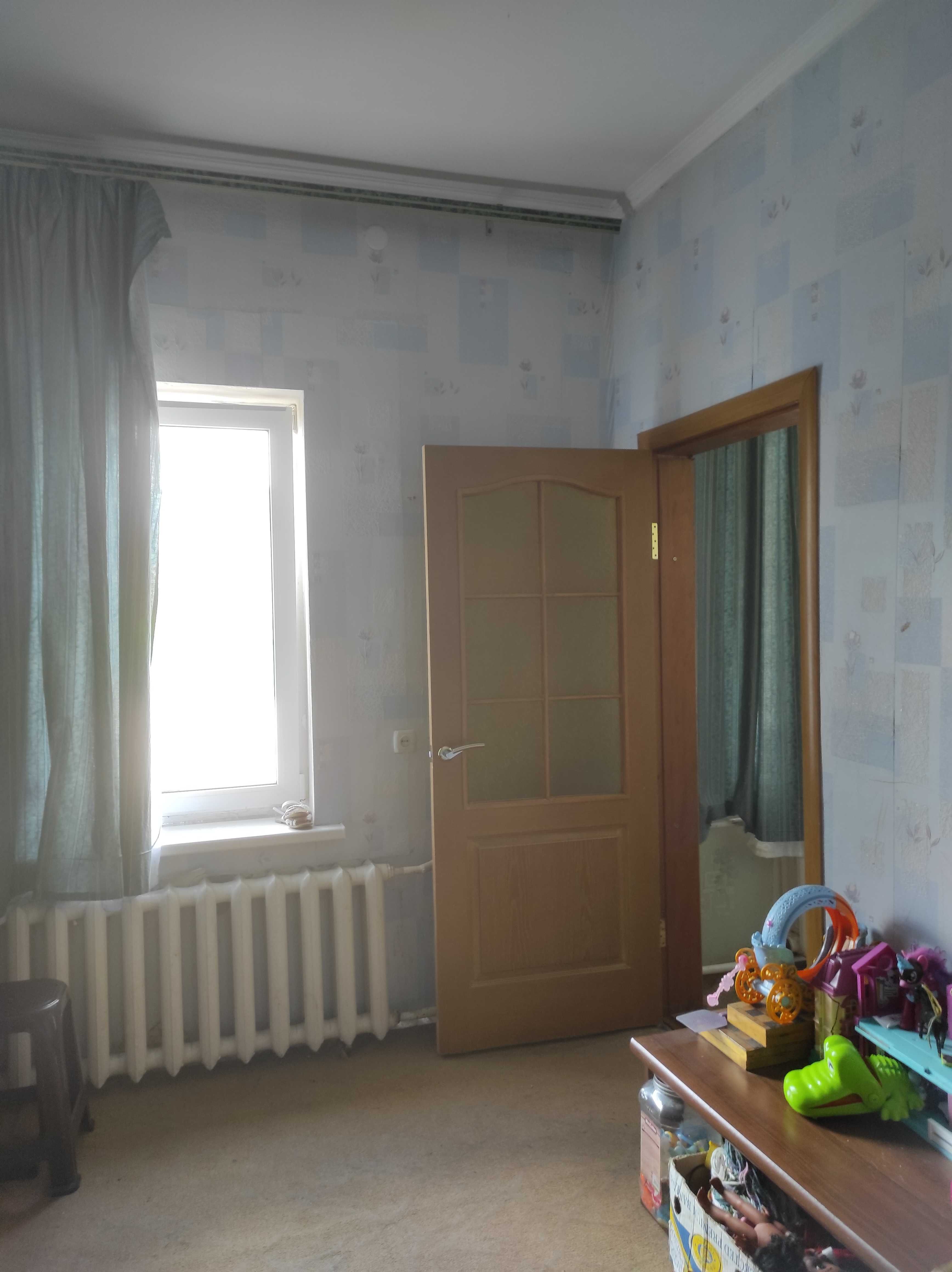 Частина будинку р-н нового корпусу Педуніверситету з окремим двором