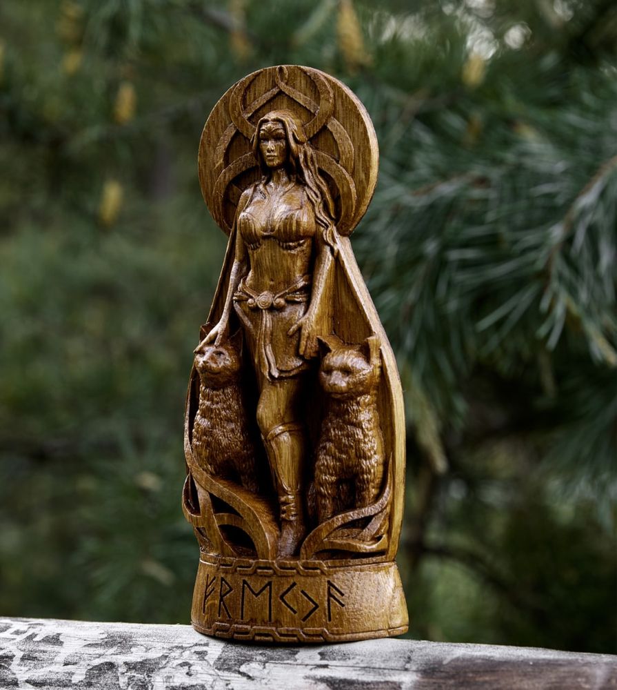 Статуетка з дерева - богиня Фрейя .