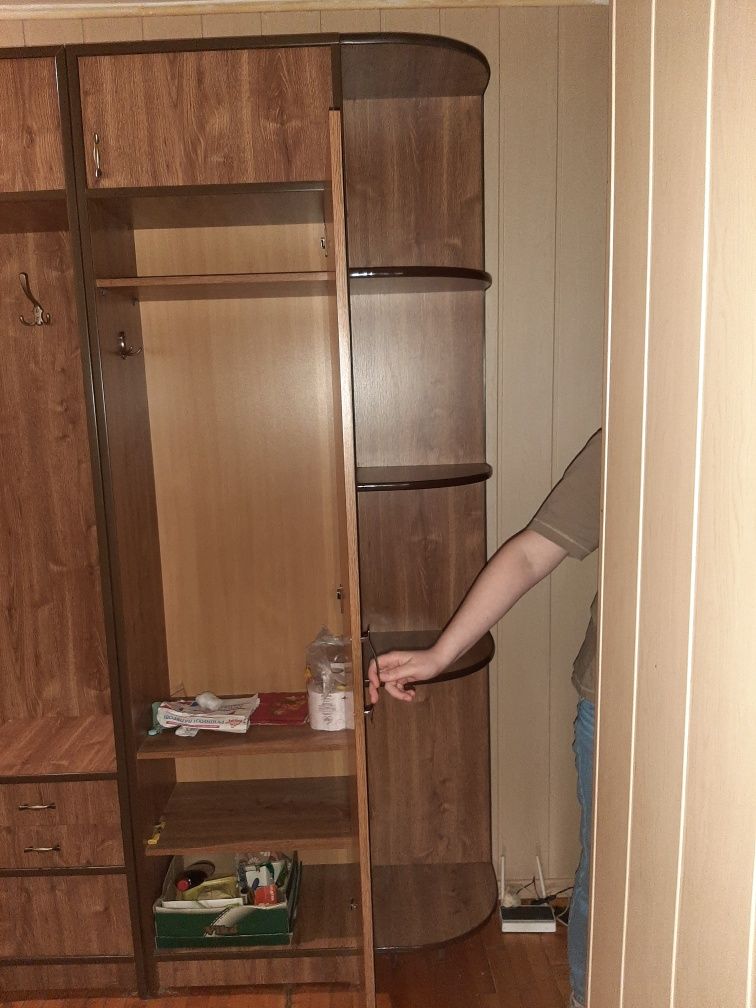 Прихожая,диван , стол раскладной