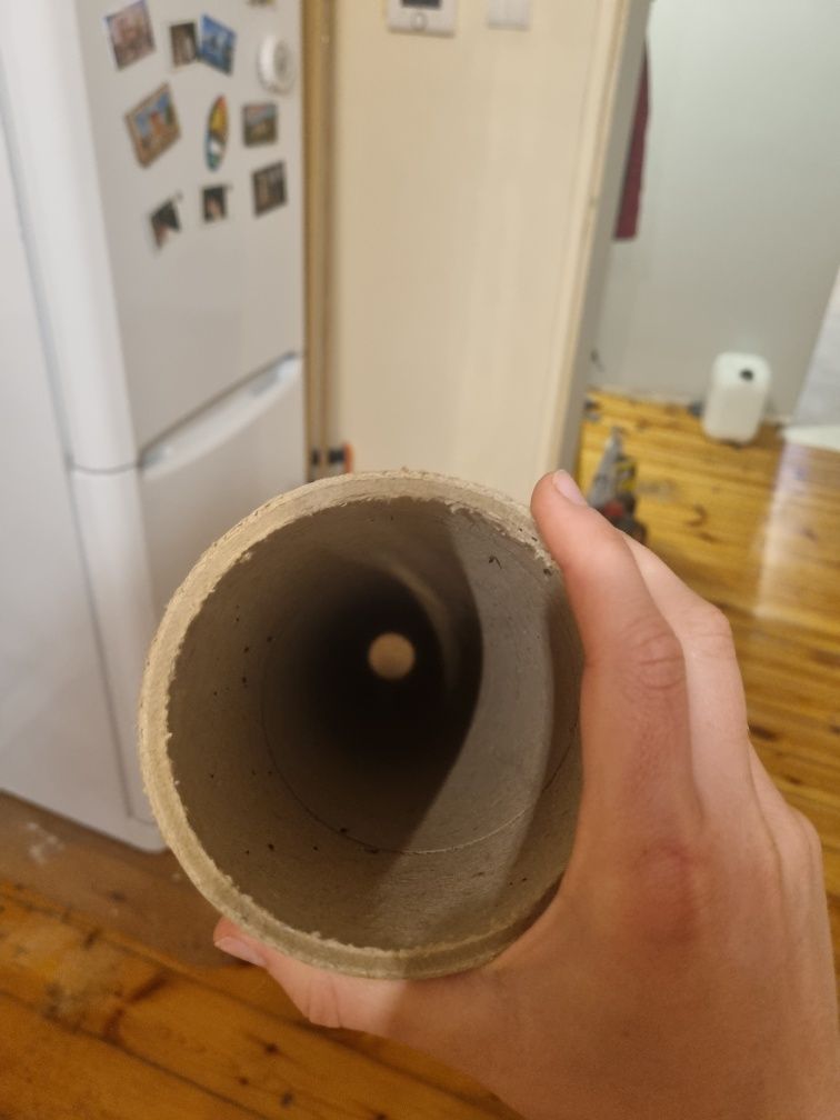 Rura tuba tektura papierowa po wykladzinie