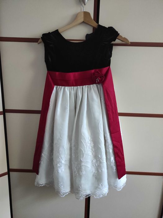 Elegancka wyjściowa sukienka 110