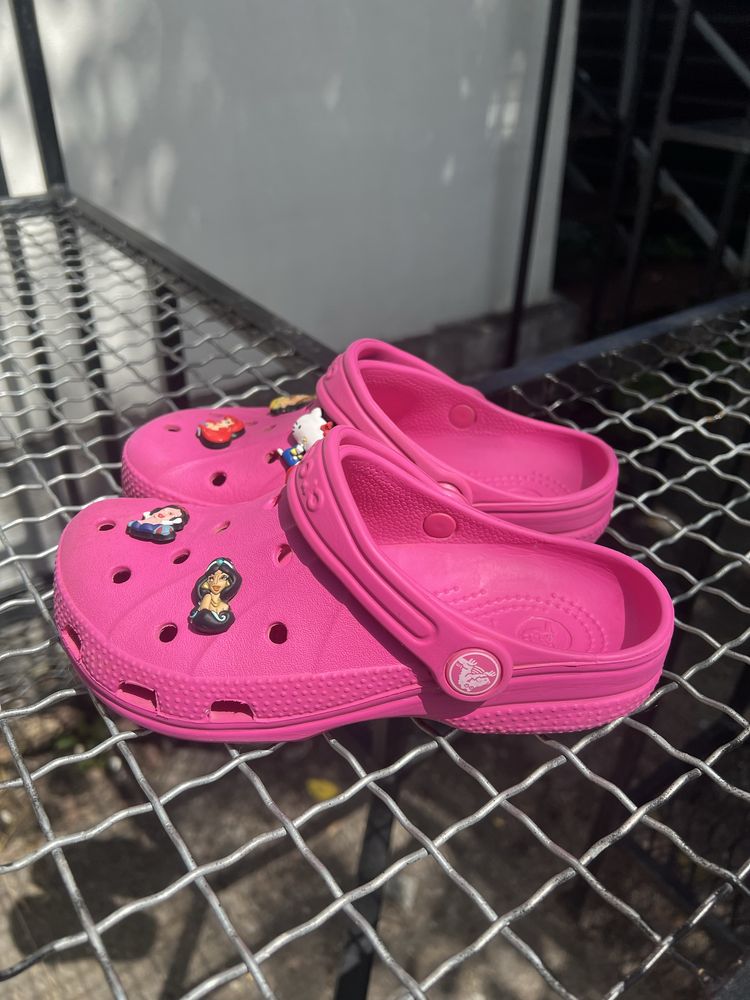 Crocs/Крокси рожевого кольору з джибитси