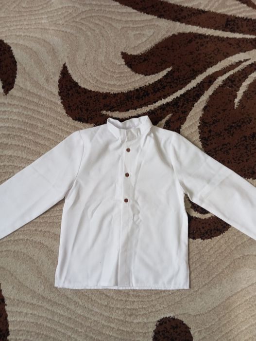 Продам білу сорочку на хлопчика