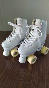 Vendo Patins de 4 rodas.