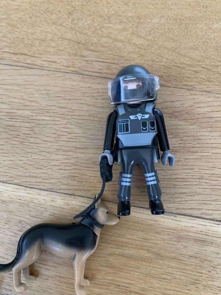 Playmobil policjant z psem i złodziej na quadzie.