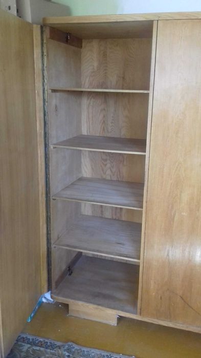 Drewniana, trzydrzwiowa szafa - PRL.