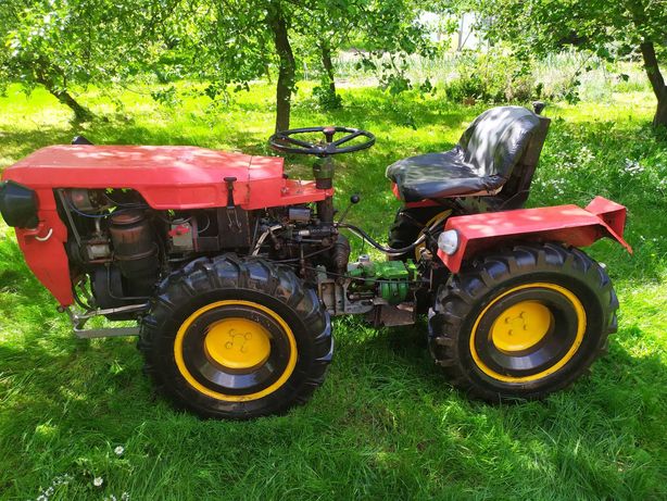 ciągnik traktor TV 521 , więcej niż pełna opcja wyposażenia w osprzęt