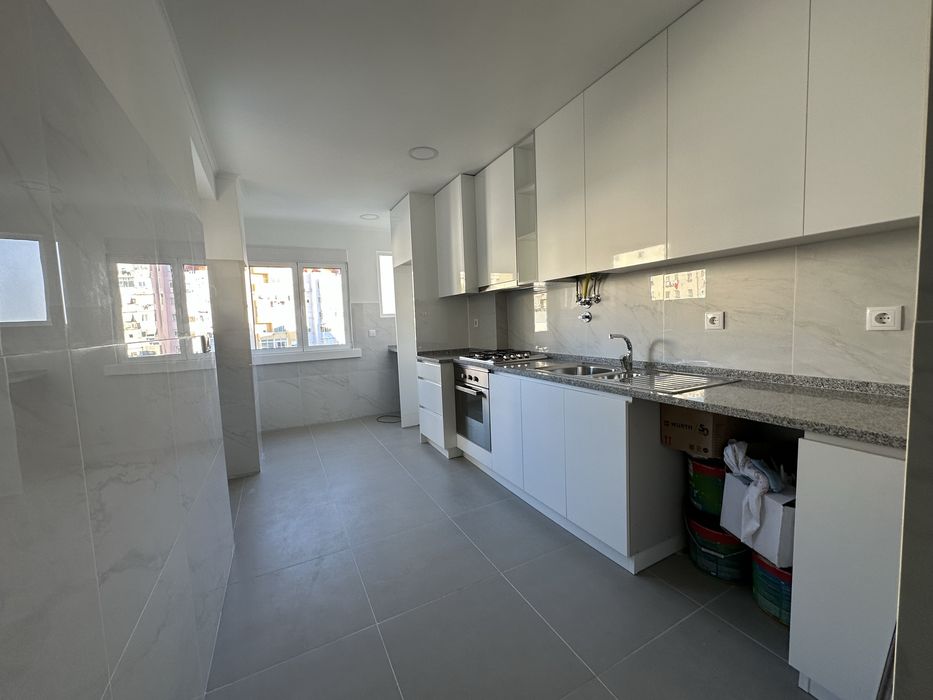 T2 Benfica, renovado, varavda, cozinha semi equipada 1250€