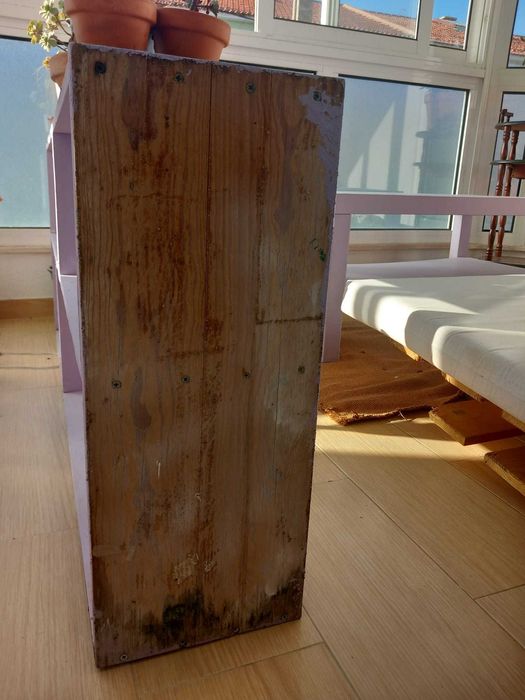 Móvel com prateleiras lilás