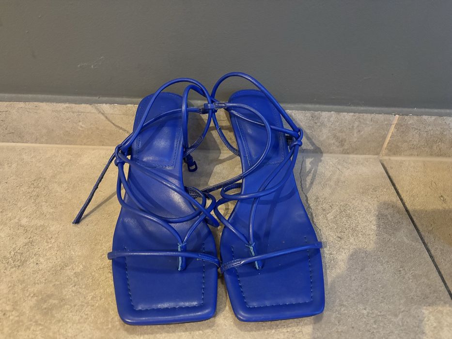 Sandały kobaltowe r 38 Reserved