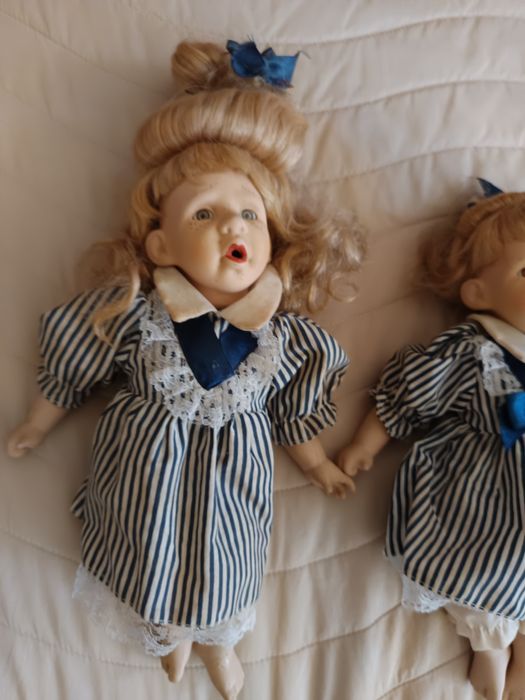 Duas bonecas em porcelana  vintage."gêmeas".