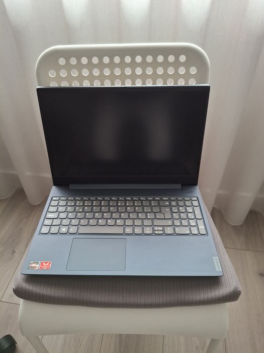 Lenovo Portátil windows ecra 15.6 em ótimo estado.