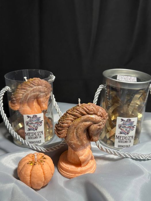 Новорічні подарункові свічки у вигляді коників